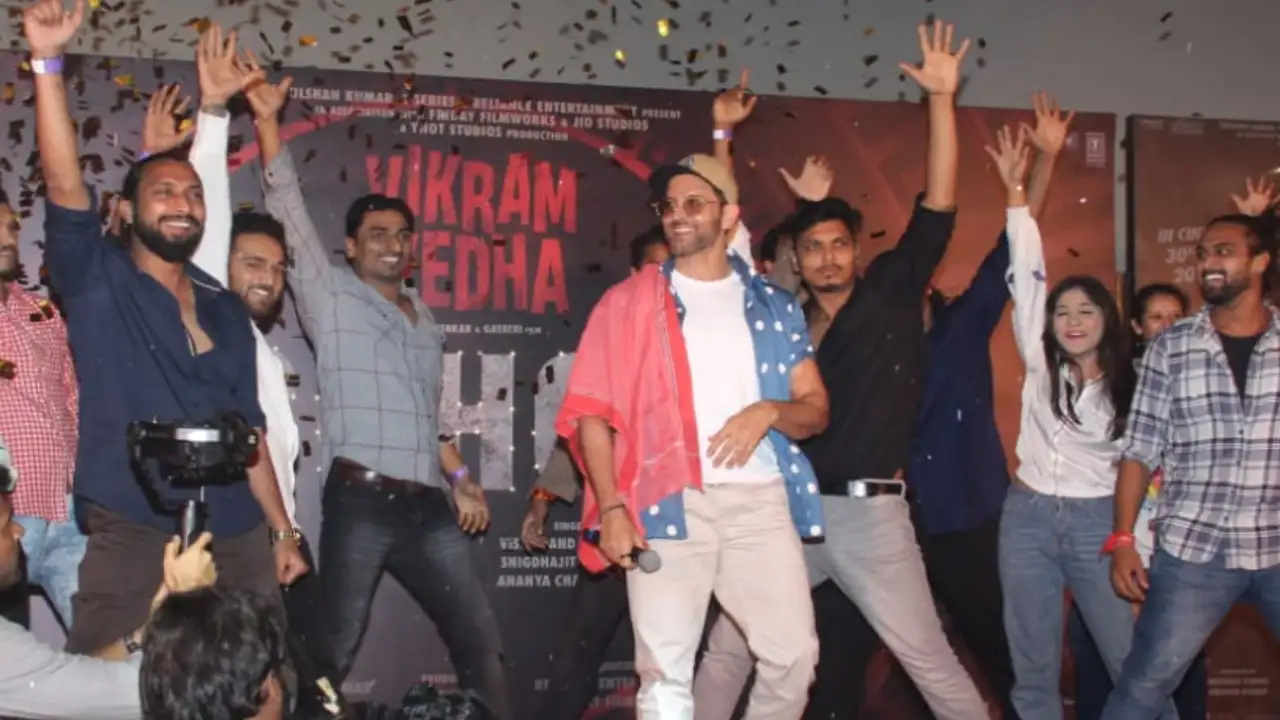 Hrithik Roshan dances with fans, signs autographs and clicks pics at Vikram Vedha song launch event Hrithik Roshan dances with fans, signs autographs and clicks pics at Vikram Vedha song launch event