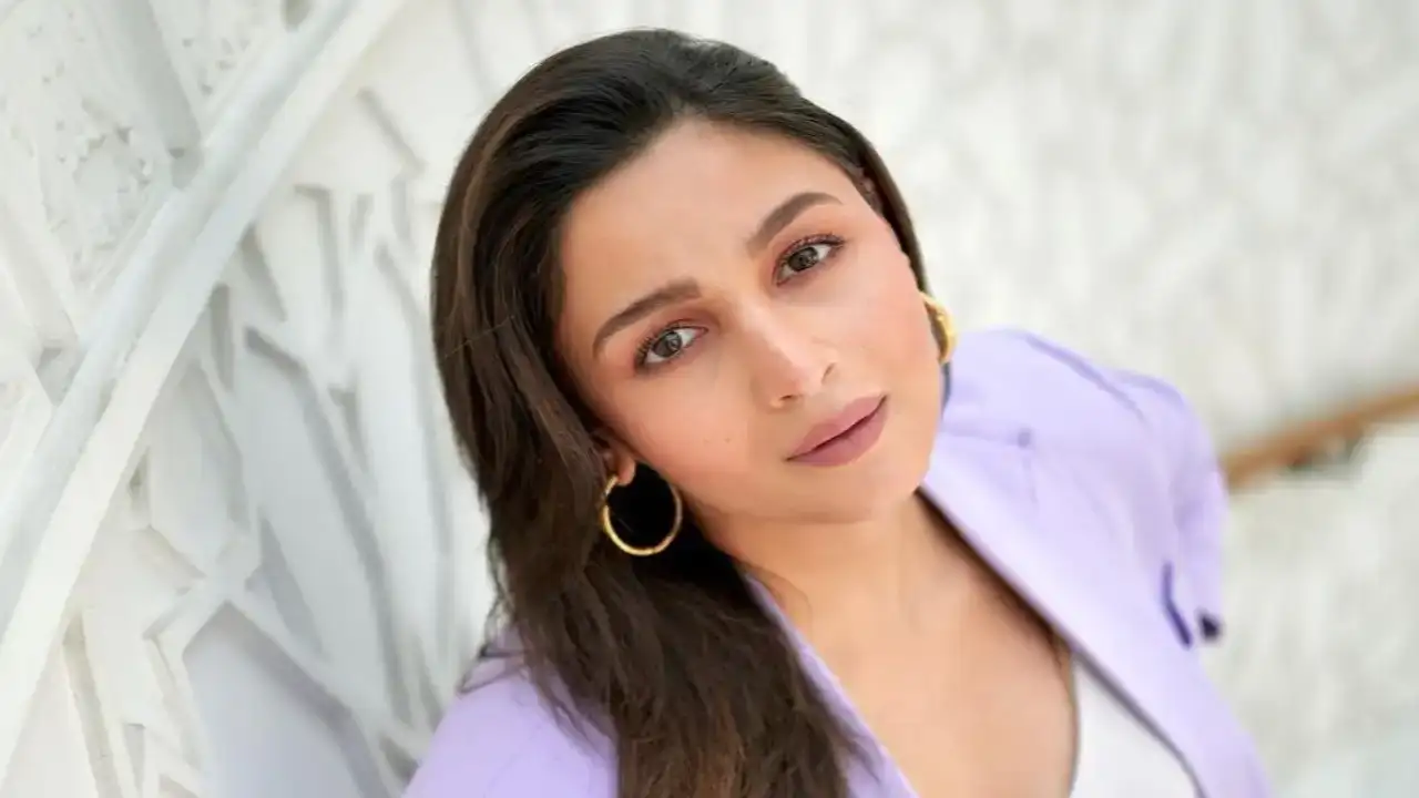 Alia Bhatt feels ‘honoured’ as she is felicitated with Smita Patil Memorial Award for Best Actor Alia Bhatt feels ‘honoured’ as she is felicitated with Smita Patil Memorial Award for Best Actor
